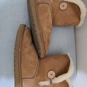 🚫SOLD🚫 UGG Bailey Button Boots sz 9